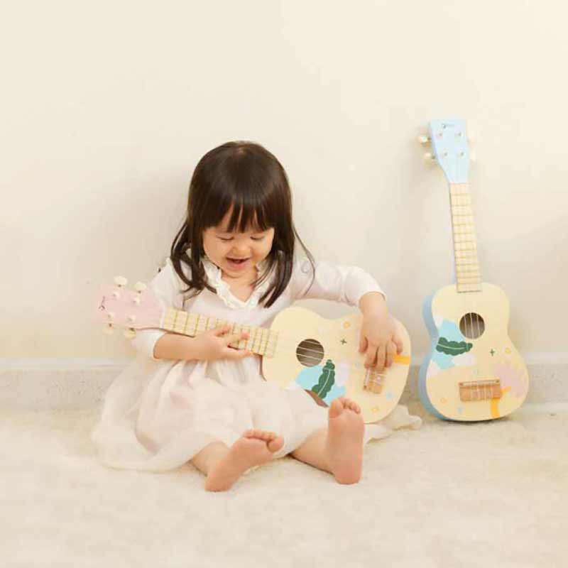 detski-kitara-ukulele-sinya-678194793
