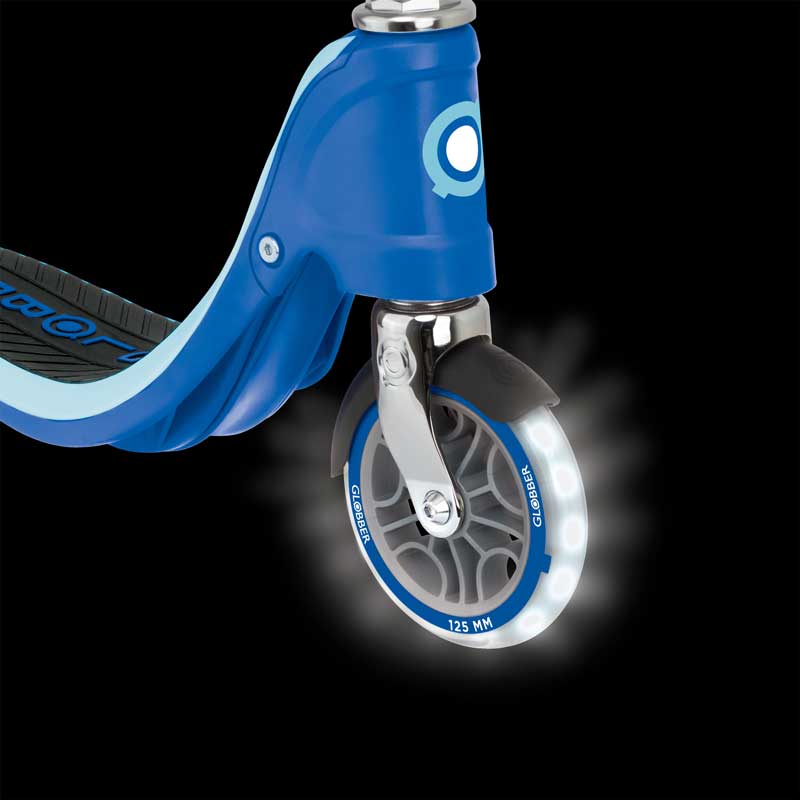 svetescha-trotinetka-s-dve-kolela-flow-125-lights-sinya-449722476